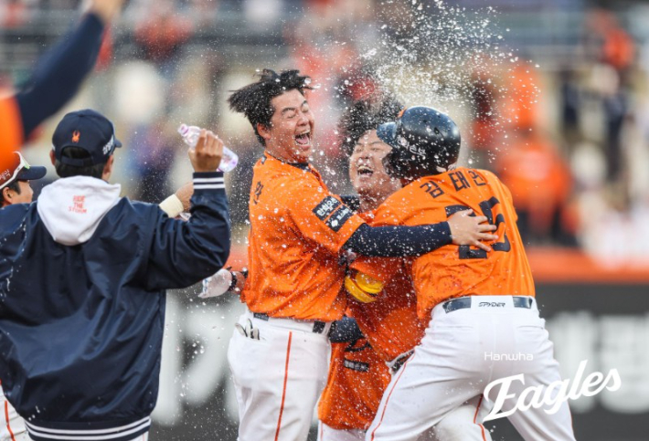 한화 노시환, 강백호가 28일 키움과 홈 개막전에서 연장 11회말 짜릿한 동점 적시타와 끝내기 적시타를 때린 뒤 서로 껴안고 기뻐하고 있다. 한화 