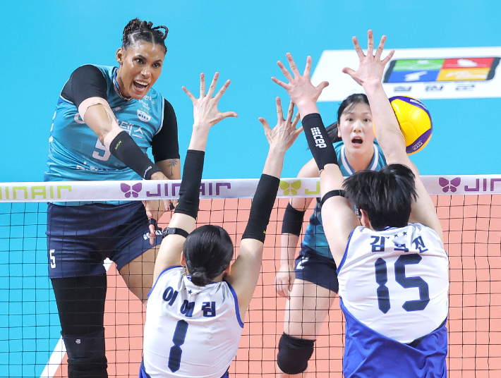 '실바의 괴력' 28일 서울 장충체육관에서 열린 여자배구 플레이오프 2차전 GS칼텍스와 현대건설의 경기. GS칼텍스 실바가 공격을 시도하고 있다. 연합뉴스 