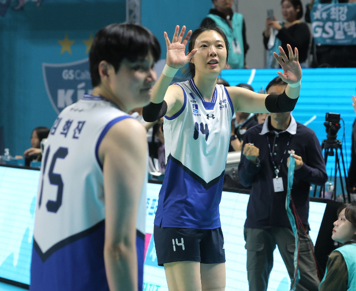 현대건설 양효진이 28일 서울 장충체육관에서 열린 GS칼텍스와의 플레이오프 2차전에서 패배한 뒤 팬들에게 인사를 하고 있다. 연합뉴스 