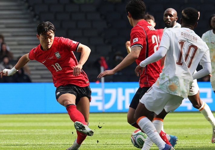 코트디부아르와 평가전에서 패스하고 있는 오현규. 연합뉴스