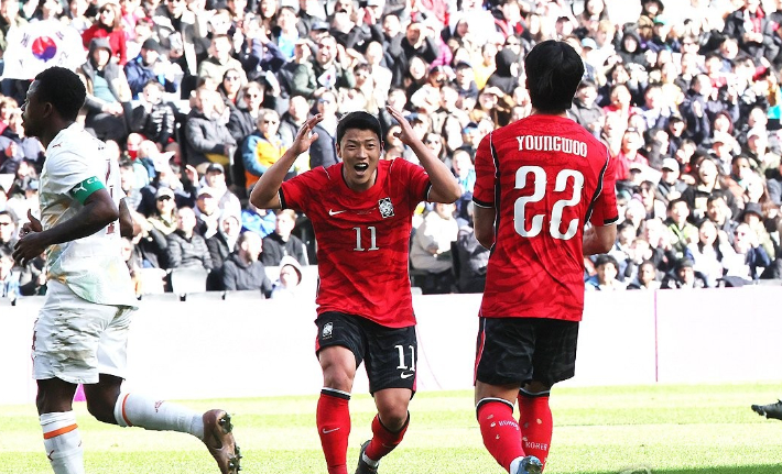 축구 대표팀 화의찬이 28일(현지시간) 영국 밀턴킨스 스타디움 MK에서 열린 코트디부아르와 평가전에서 설영우의 슛이 골대를 벗어나자 아쉬워 하고 있다. 연합뉴스