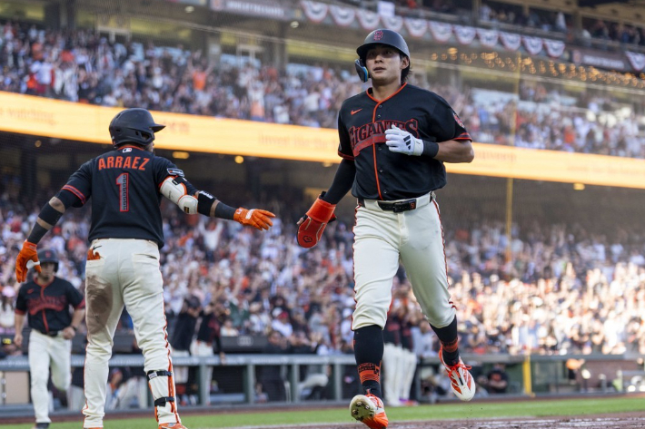 팀의 첫 득점을 올리는 이정후(오른쪽). 연합뉴스