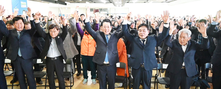 김영록 더불어민주당 전남광주특별시장 예비후보가 29일 열린 선거 사무소 개소식에서 지지자들과 환호하고 있다. 김 예비후보 측 제공 