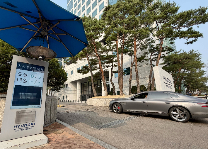 현대자동차그룹이 29일 "차량 5부제를 전 그룹사로 확대 시행하는 등 국가적인 에너지 위기 극복을 위해 전 그룹사 차원의 에너지 절약에 적극 나선다"고 밝혔다. 사진은 차량 5부제 시행 중인 현대차·기아 양재 사옥 정문 모습. 현대차그룹 제공