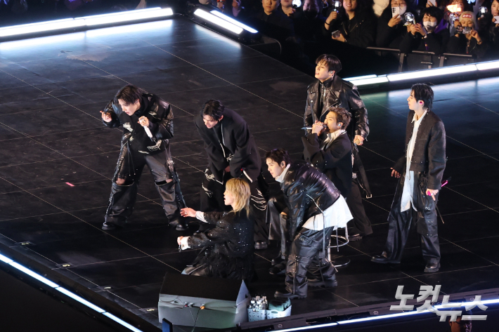 방탄소년단(BTS)이 서울 광화문광장에서 컴백 기념 공연인 'BTS 컴백 라이브: 아리랑'을 펼치고 있다. 사진공동취재단 