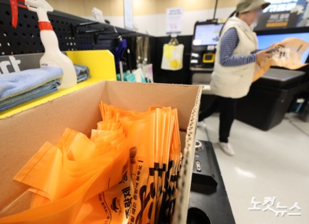 중동 전쟁 여파로 비닐 원료인 나프타 수급이 불안정해지면서 종량제 봉투 사재기 현상이 나타나고 있는 가운데 29일 서울 시내의 한 대형마트에 구매 수량 제한 안내문이 붙어 있다.