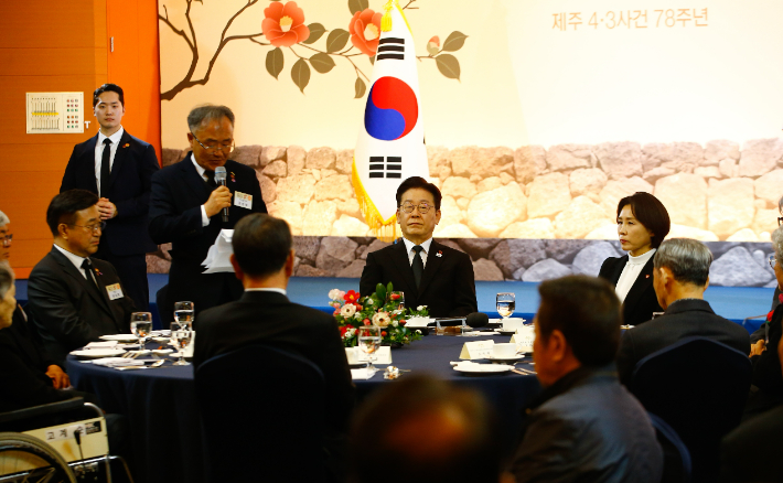 이재명 대통령이 29일 제주를 찾아 국가폭력범죄 시효 폐지와 제주4.3 왜곡 처벌을 약속했다. 제주도청 출입기자단