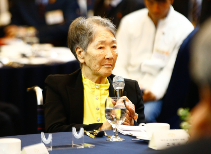 이재명 대통령과 제주4.3 유족의 오찬 자리에는 가족관계등록부를 정정받은 고계순 할머니가 참석해 눈길을 끌었다. 제주도청 출입기자단  
