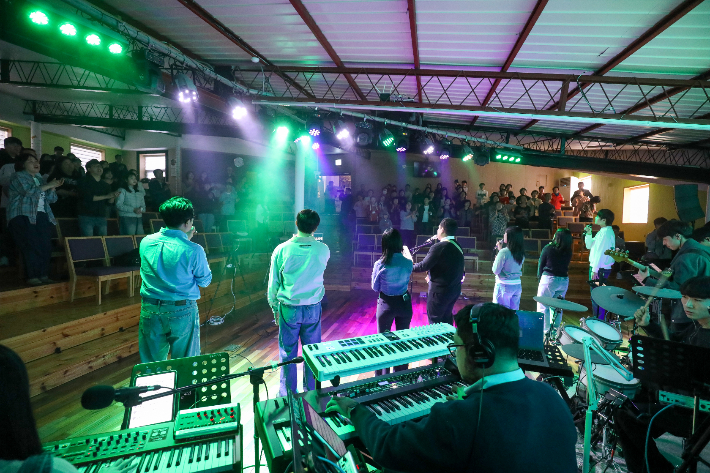 남원중앙교회에서 열린 온세대 찬양 콘서트에서 다양한 세대가 함께 예배하며 찬양하고 있다. 최화랑 기자