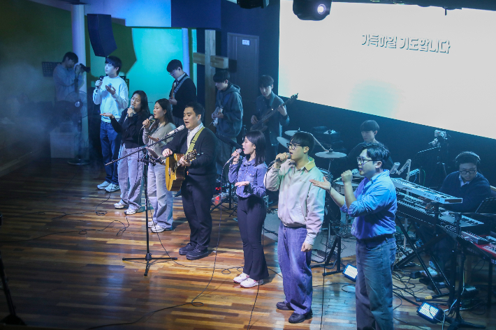 남원중앙교회 청년목장 찬양팀이 온세대 찬양 콘서트에서 세대를 아우르는 찬양을 인도하고 있다. 최화랑 기자