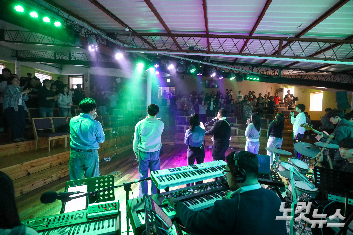 남원중앙교회에서 열린 온세대 찬양 콘서트에서 다양한 세대가 함께 예배하며 찬양하고 있다. 최화랑 기자