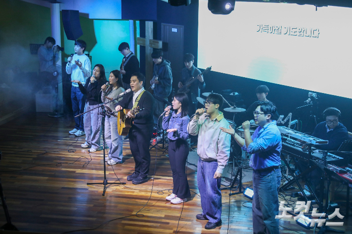 남원중앙교회 청년목장 찬양팀이 온세대 찬양 콘서트에서 세대를 아우르는 찬양을 인도하고 있다. 최화랑 기자