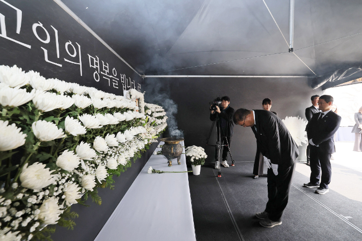 장금용 창원시장 권한대행이 29일 창원NC파크 화합의 탑 인근에 열린 '창원NC파크 사고 희생자 1주기 추모식'에서 헌화, 묵념하고 있다. 창원시 제공 