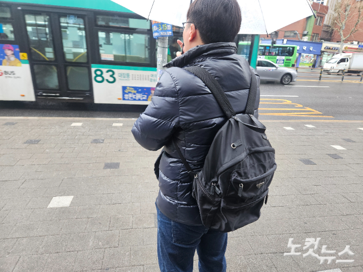 병준씨가 길을 걸어가고 있다. 김정록 기자