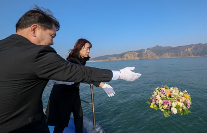 지난 28일 오후 천안함 피격 현장인 백령도에서 강윤진 국가보훈부 차관이 고(故)이상희 하사의 부친인 이성우 천안함 46용사 유족회장과 함께 해상 헌화를 하고 있다. 국가보훈부 제공