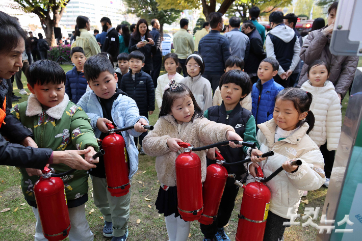 정부서울청사에서 열린 화재대비 민방위 훈련에서 어린이들이 소화기 사용방법을 체험하고 있다. 박종민 기자