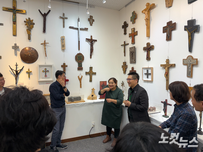 한숲농아인교회 사모가 수어로 작품을 설명하며 성도들의 이해를 돕고 있다. 최화랑 기자