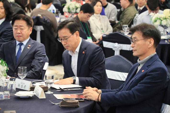 지난 2월 제주도기자협회 신년하례회에 참석한 오영훈 제주지사(왼쪽)와 위성곤 국회의원(가운데), 문대림 국회의원(오른쪽). 제주도기자협회 