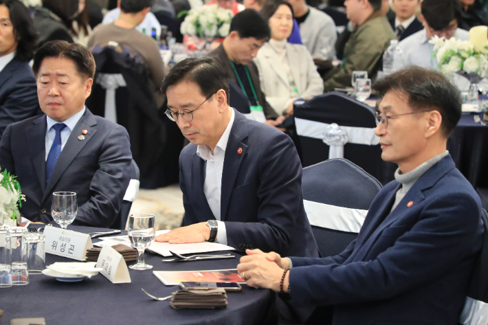 지난 2월 제주도기자협회 신년하례회에 참석한 오영훈 제주지사(왼쪽)와 위성곤 국회의원(가운데), 문대림 국회의원(오른쪽). 제주도기자협회 제공