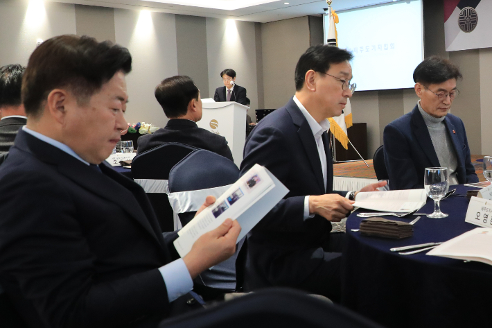 지난 2월 제주도기자협회 신년하례회에 참석한 오영훈 제주지사(왼쪽)와 위성곤 국회의원(가운데), 문대림 국회의원(오른쪽). 제주도기자협회 제공