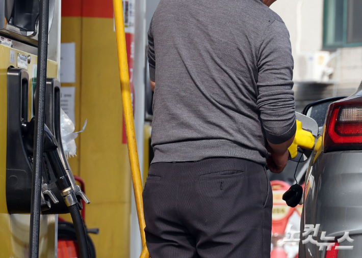 2차 석유 최고가격제가 시행된 27일 서울시내 한 알뜰주유소에서 시민들이 주유를 하기 위해 줄지어 대기하고 있다. 황진환 기자