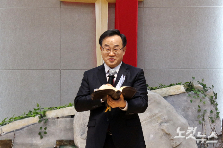 진천중앙교회 김우종 담임목사가 콘서트 전 말씀을 전하고 있다. 최범규 기자 