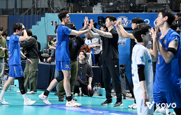 선수들과 하이파이브 하는 박철우 우리카드 감독 대행. 한국배구연맹