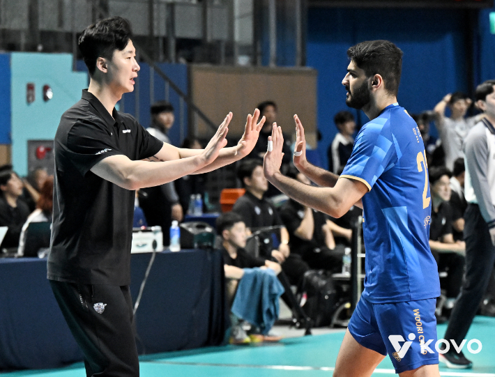 알리와 하이파이브 하는 박철우 우리카드 감독 대행(왼쪽). 한국배구연맹