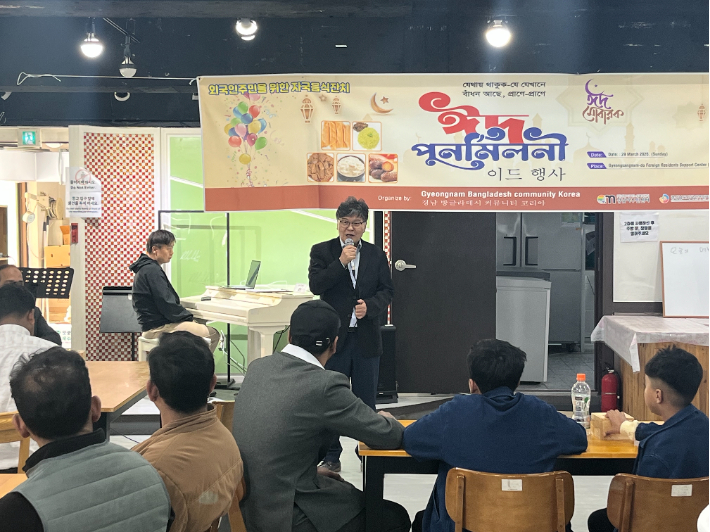 이철승 경남이주민센터 대표가 29일 외국인주민 자국음식잔치에서 인사말을 하고 있다. 경남이주민센터 제공