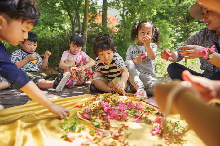 가족특성화캠프 주요 프로그램 예시(산림교육). 한국산림복지진흥원 제공
