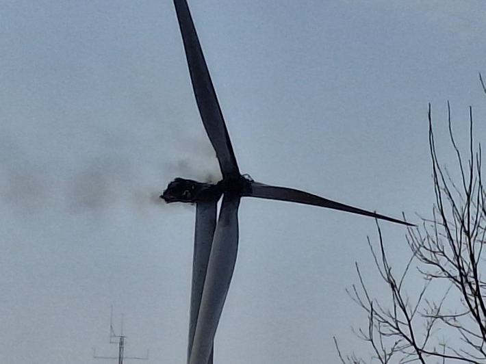 지난 23일 경북 영덕군 영덕읍의 한 풍력발전단지 내 풍력발전기에서 불이 나 정비 작업자 3명이 숨졌다. 경북소방본부 제공