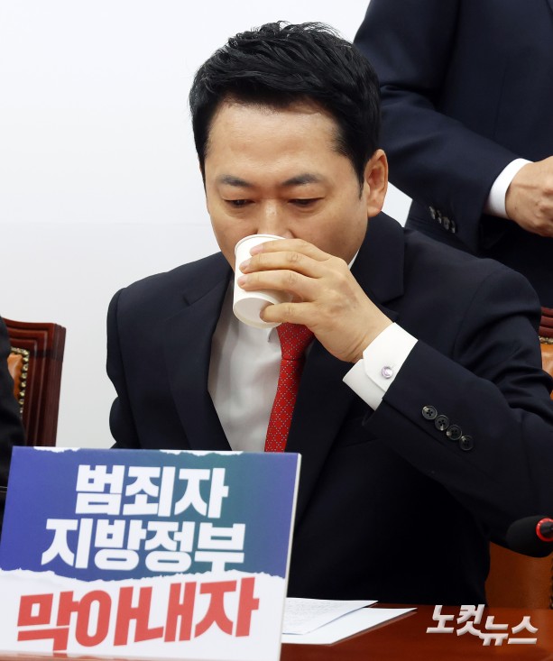 물 마시는 장동혁 대표