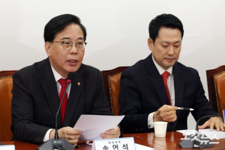 발언하는 송언석 원내대표