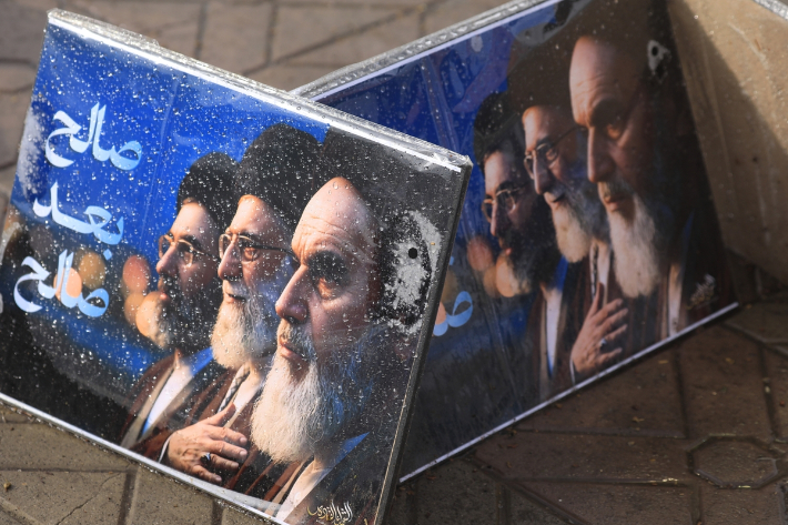 지난 13일 예멘 수도 사나 거리에 판매용으로 전시된 이란 최고 지도자들 초상화. 연합뉴스