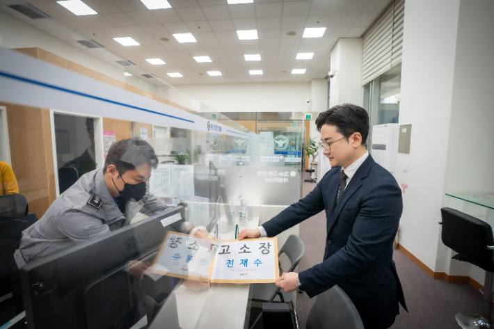개혁신당 정이한 후보가 전재수 의원을 무고죄로 고소했다. 정이한 후보 측 제공