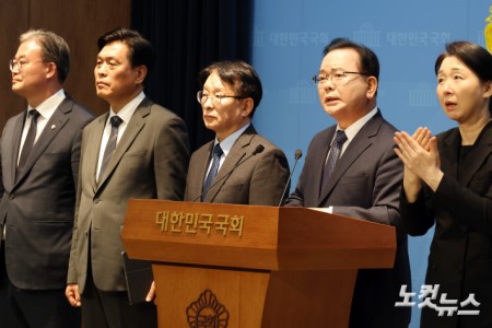 김부겸 전 국무총리가 30일 서울 여의도 국회 소통관에서 6.3 지방선거 대구시장 출마를 공식 선언하고 있다.