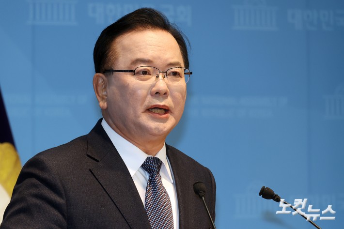 김부겸 전 국무총리가 30일 서울 여의도 국회 소통관에서 6.3 지방선거 대구시장 출마를 공식 선언하고 있다.