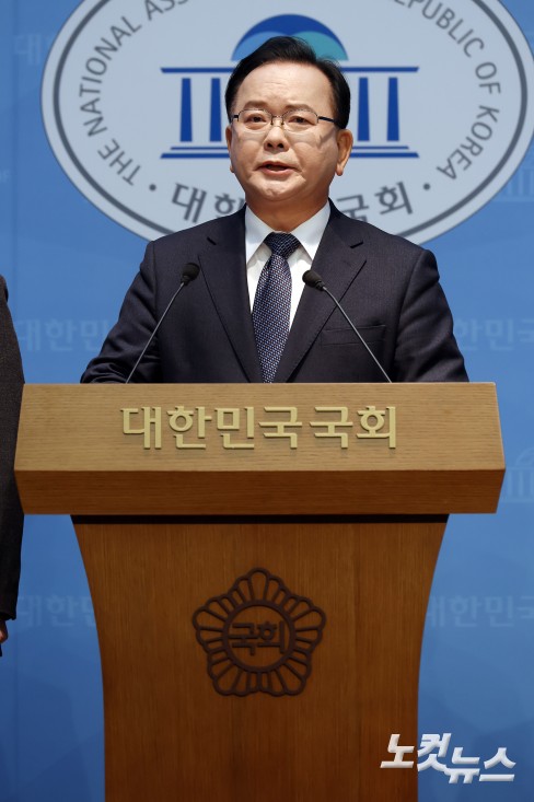 김부겸 전 국무총리가 30일 서울 여의도 국회 소통관에서 6.3 지방선거 대구시장 출마를 공식 선언하고 있다.