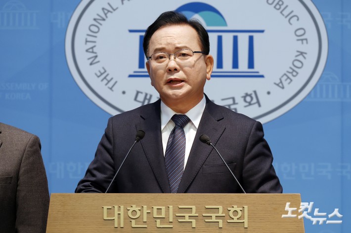 김부겸 전 국무총리가 30일 서울 여의도 국회 소통관에서 6.3 지방선거 대구시장 출마를 공식 선언하고 있다.