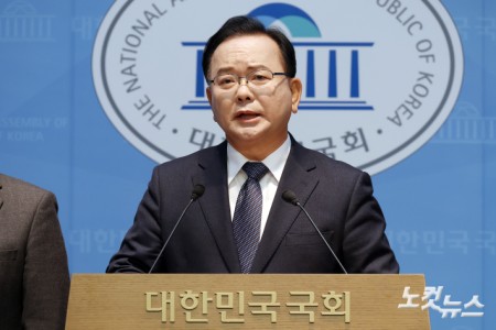 김부겸 전 국무총리가 30일 서울 여의도 국회 소통관에서 6.3 지방선거 대구시장 출마를 공식 선언하고 있다.