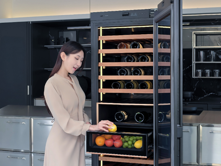 삼성전자가 와인 정보 확인부터 입출고, 보관, 음용까지 AI로 편리하고 체계적으로 관리할 수 있는 '인피니트 AI 와인 냉장고' 신제품을 출시했다. 삼성전자 제공