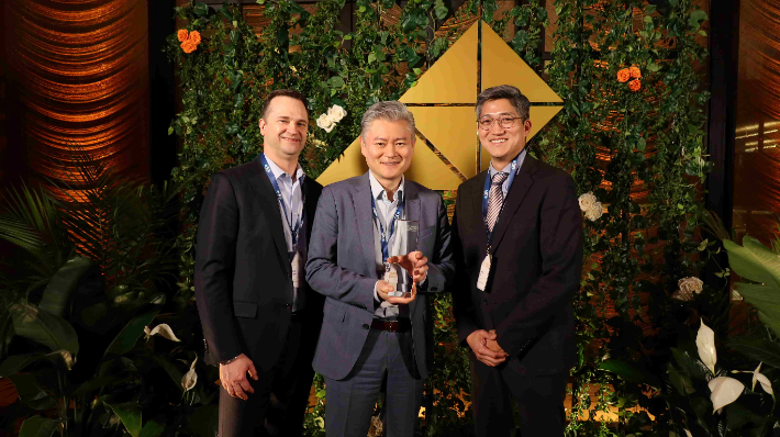 삼성바이오로직스 관계자들이 CDMO 리더십 어워즈 수상 후 기념촬영을 하고 있다. 왼쪽부터 케빈 샤프 세일즈앤드오퍼레이션담당 부사장, 제임스 최 영업지원담당 부사장, 김진용 삼성바이오로직스 아메리카 CMO세일즈 디렉터. 삼성바이오로직스 제공