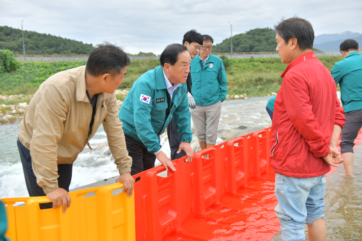 물막이판 시연 현장. 속초시 제공