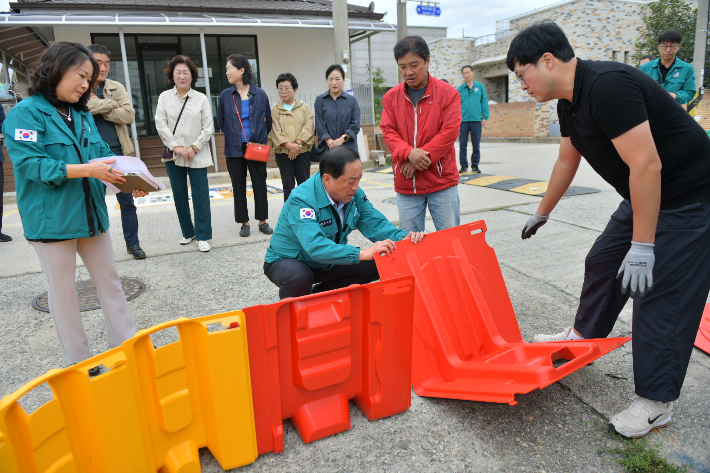 물막이판 시연 현장. 속초시 제공