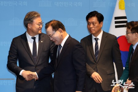 대구시장 출마선언 마치고 이동하는 김부겸