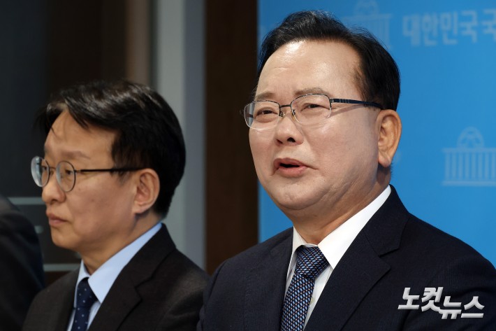 취재진의 질문에 답변하는 김부겸 전 총리