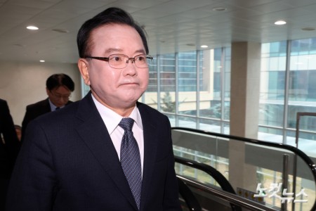 기자회견장으로 이동하는 김부겸 전 총리