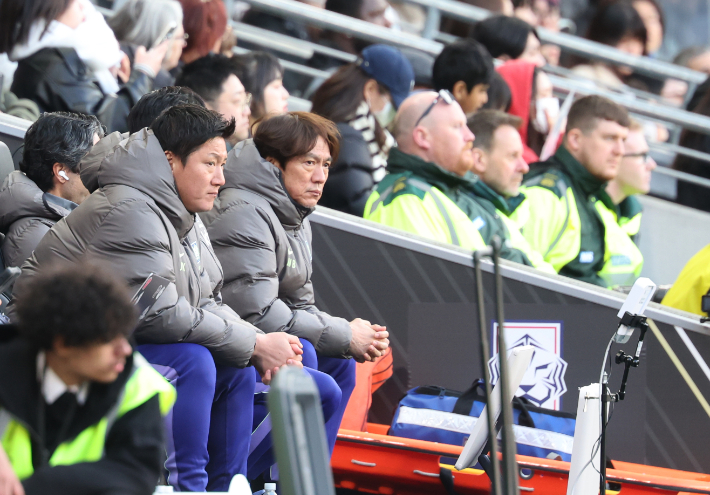 경기 지켜보는 홍명보 감독. 연합뉴스