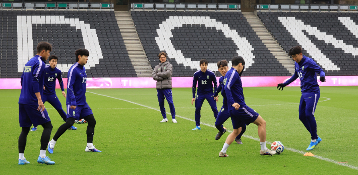 훈련 지켜보는 홍명보 감독. 연합뉴스