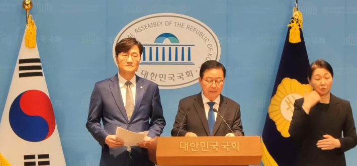 민주당 장철민 의원(사진 왼쪽)과 장종태 의원이 30일 국회에서 기자회견을 열고 연대 의사를 밝혔다. 국회 방송 캡처